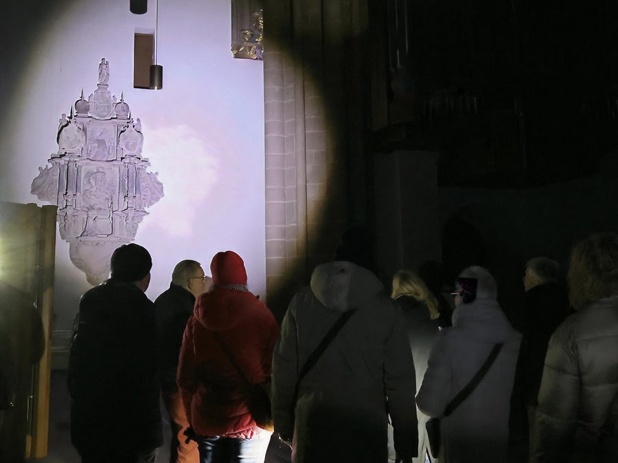 Dom in the dark - Taschenlampen-Führung im Mindener Dom mit Hans-Jürgen Amtage. Foto: Anke Zanders Dom in the dark - Taschenlampen-Führung im Mindener Dom mit Hans-Jürgen Amtage. Foto: Anke Zanders